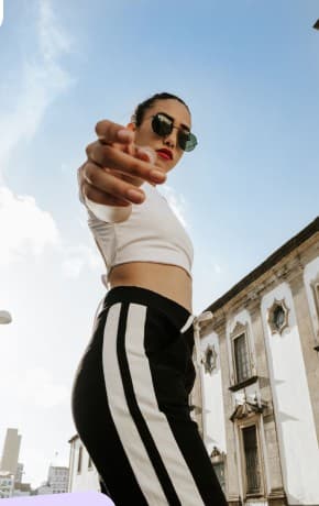Créatrice posant dans la rue