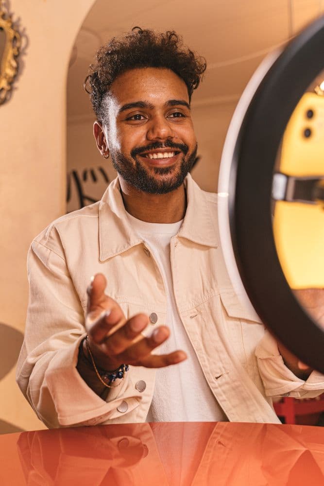 Créateur filmant face caméra avec un anneau lumineux